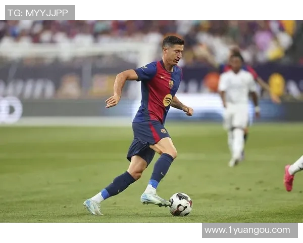 莱万在欧冠赛场表现惊艳10场打入12球稳居射手榜首位